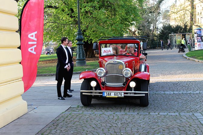1,5 hour oldtimer convertible Prague sightseeing tour - Dancing House and Charles Bridge: modern curves and medieval engineering