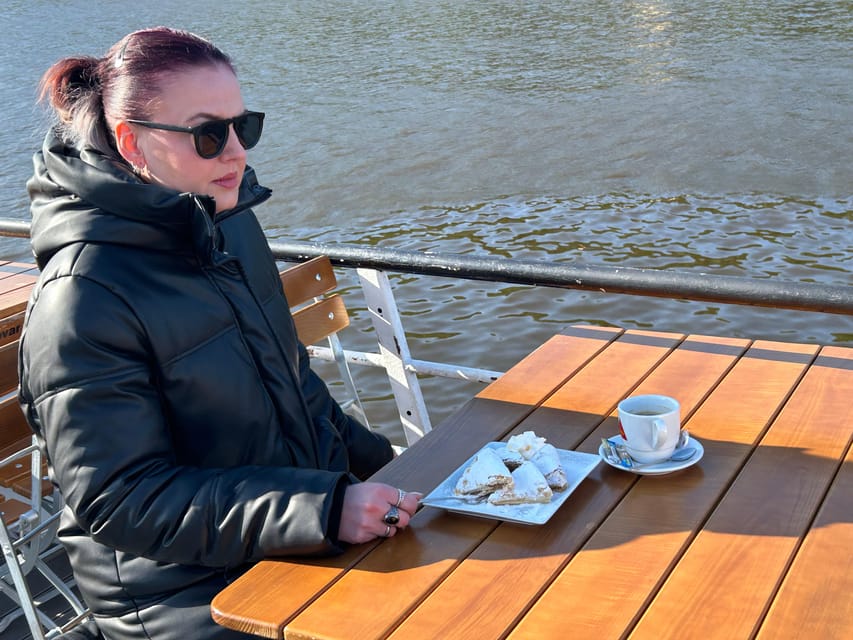 1 hour boat cruise with fragrant coffee and homemade strudel - Onboard guidance: what to expect from audio