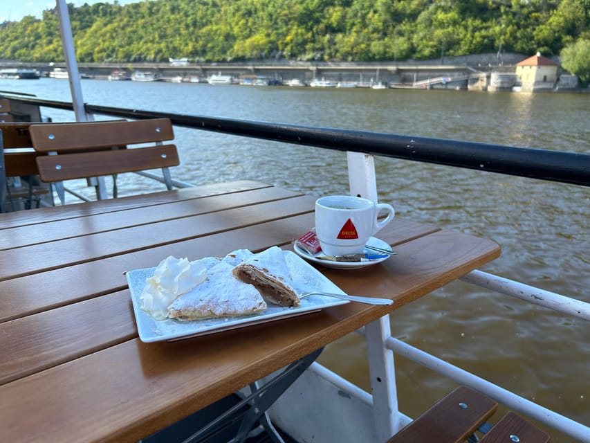 1 hour boat cruise with fragrant coffee and homemade strudel - Route highlights: Charles Bridge arches to the Old Town weir