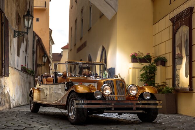 1 hour Old timer Convertible Prague Sightseeing Tour - Dancing House Gallery: one of the most fun ride-by contrasts