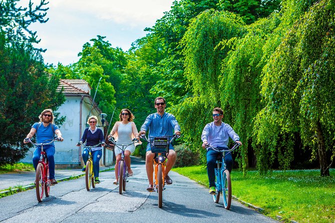 7 BEST VIEWS - PRAGUE eBIKE TOUR - The ride starts in Malá Strana, near the action