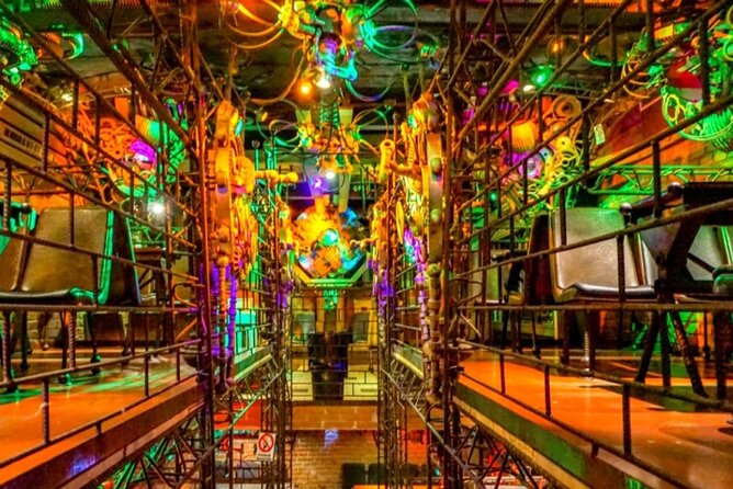 Alternative bar tour with dinner in the art district - A 5-hour alternative bar night, starting at Náměstí Republiky