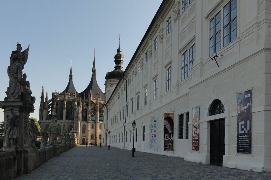 Bone Church and Kutna Hora Private Tour from Prague - Lunch in Kutna Hora, how to make the break count