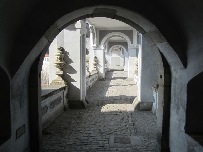 Český Krumlov: 2 Hour Private Walking Tour with Guide - Castle courtyards and Renaissance palaces: where the views start paying off