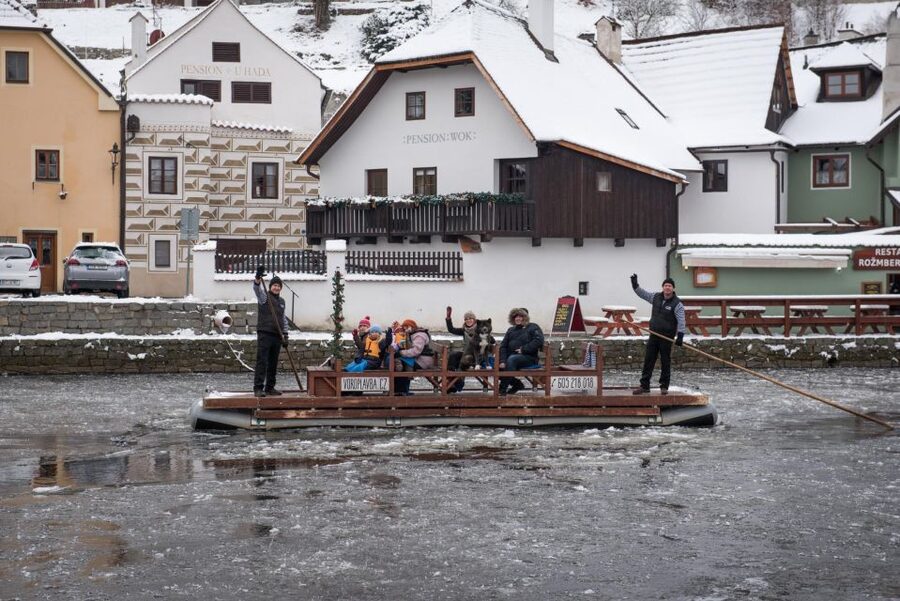Český Krumlov: Advent Wooden Raft River Cruise - What you actually see on the Vltava during those 30 minutes