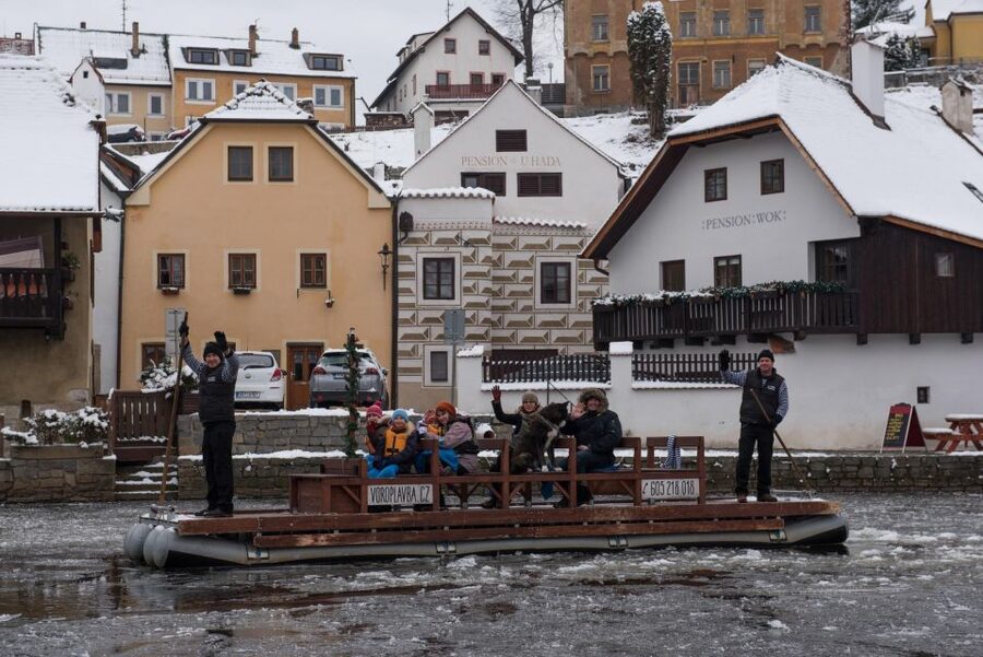 Český Krumlov: Advent Wooden Raft River Cruise - The included drink stop, and how to choose what fits the moment