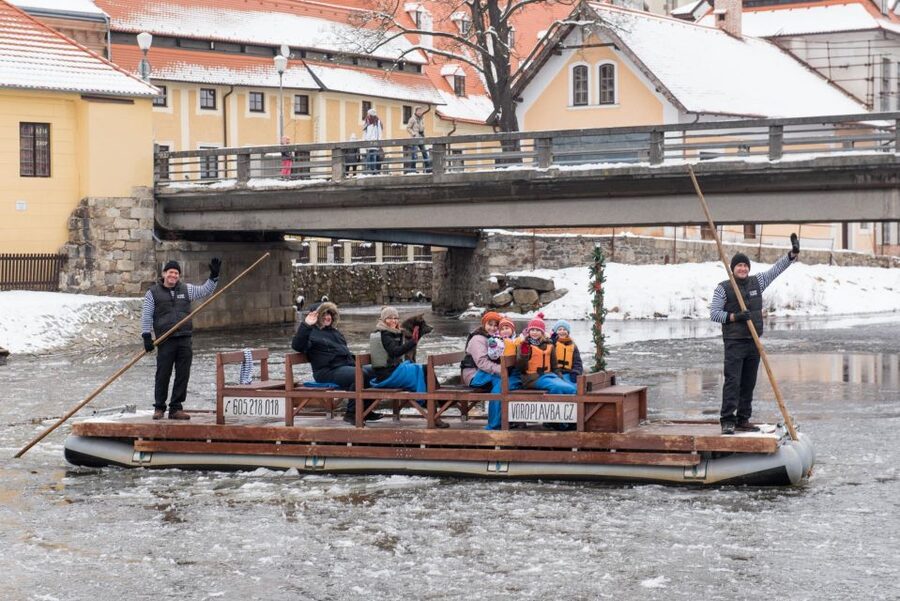 Český Krumlov: Advent Wooden Raft River Cruise - Safety and comfort: life vests included, but dress still matters