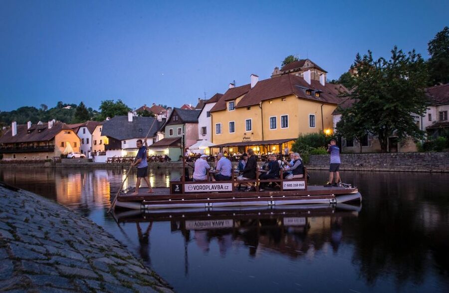 Český Krumlov: Advent Wooden Raft River Cruise - Entering the ride at Rožmberská bašta and Krumlovské Benátky port
