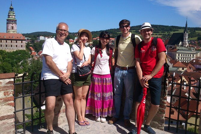 Český Krumlov Free Tour - Finding the Meeting Point: Red Umbrella, Main Square Location