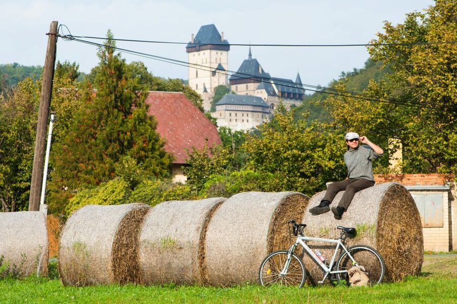 Coutryside bike tour to Karlstejn Castle. - Karlštejn village arrival: lunch first, then a short walk