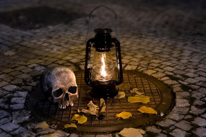 Dark Shadows of the Old Town: A Self-Guided Audio Tour of Prague - Starting at Staroměstské nám. 934/5: getting oriented fast