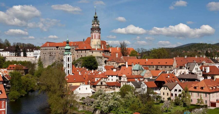 From Prague: Full-Day Český Krumlov Tour with Lunch - Český Krumlov in motion: photo stop and 3-hour guided walk