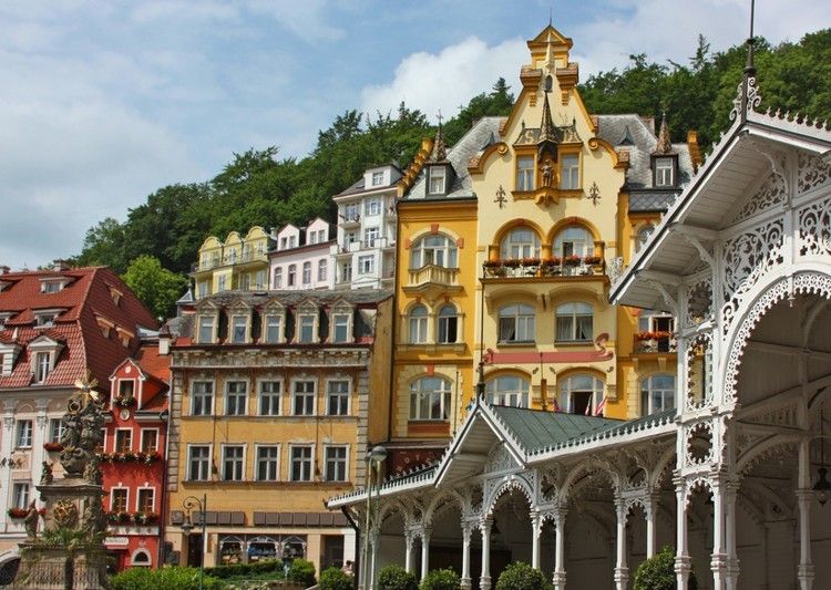 From Prague: Karlovy Vary Full-Day Tour - Lunch included, then shopping time that you can actually use