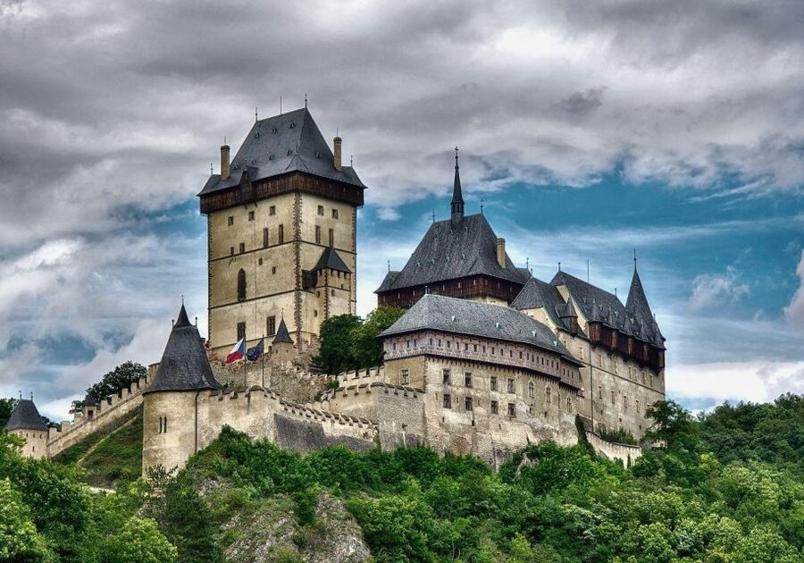 From Prague: Karlštejn Castle & Koněprusy Caves Tour - The quick stop to stretch, then Czech lunch that actually feels like a meal