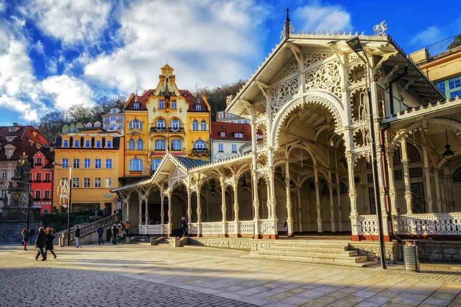 From Prague: Private Karlovy Vary & Crystal Factory Tour - The hot springs experience: Vřídlo and the 12 active springs