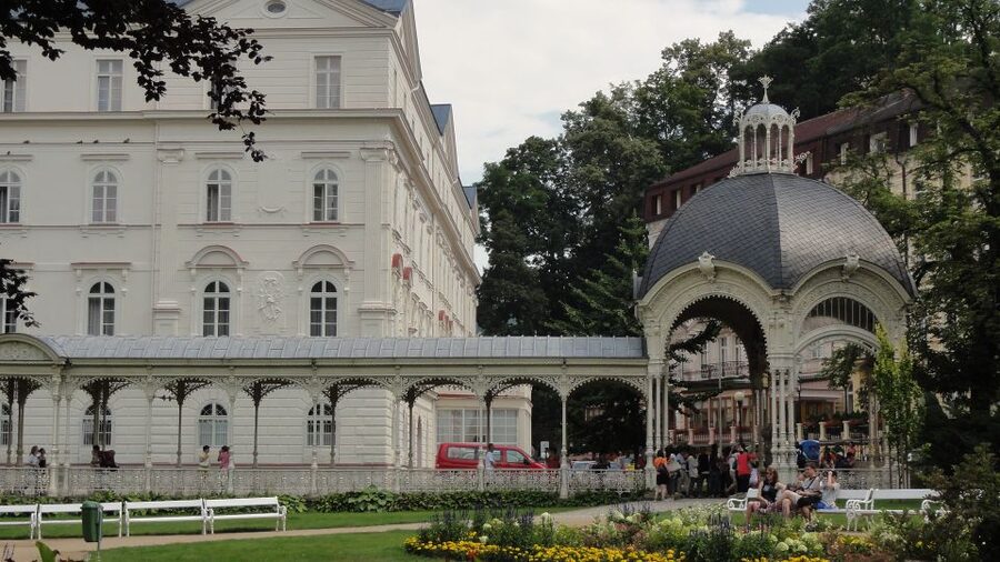 From Prague: Private Karlovy Vary & Crystal Factory Tour - Moser glassworks: Czech craft you can actually picture