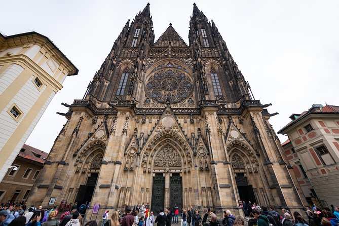 Full-Day Prague Tour with Prague Castle, Lunch and Vltava Cruise - Charles Bridge and Old Town Square: photo time with real crowds