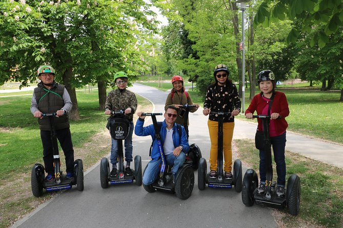 Grandiose half-day guided tour of Prague on Segway and eScooter - Training first, confidence second