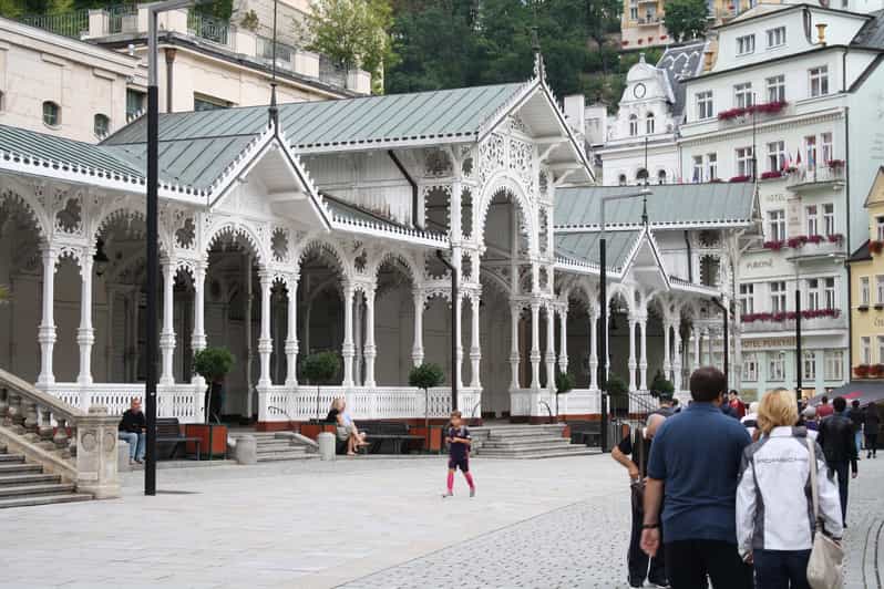 Karlovy Vary excursion - Riding into Karlovy Vary: what the valley setting does for your day