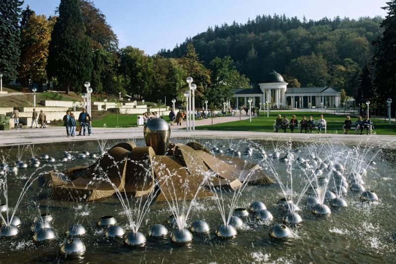 Karlovy Vary & Marianske Lazne Tour from Prague with Lunch - Neo-Renaissance colonnades: why Karlovy Vary feels different from other towns