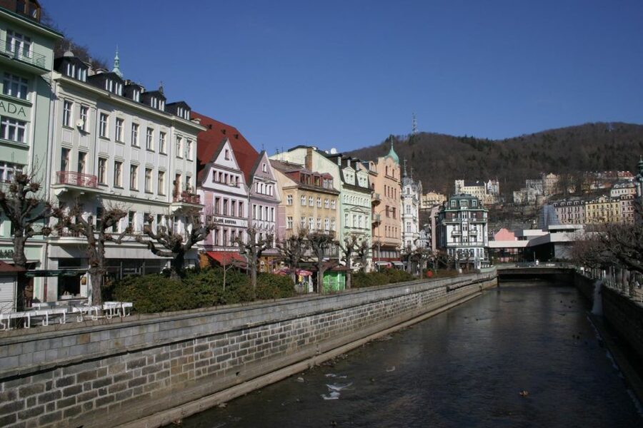 Karlovy Vary & Marianske Lazne Tour from Prague with Lunch - Thun Porcelain shop: a quick classic, best for window-shopping fans