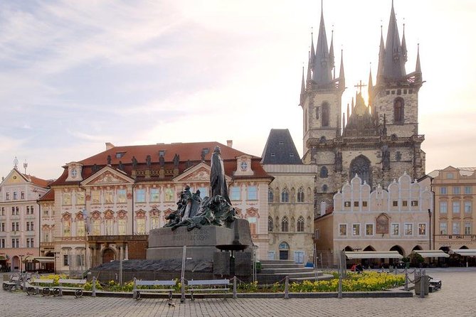 Pedestrian tour of Prague in Spanish - Key highlights to expect
