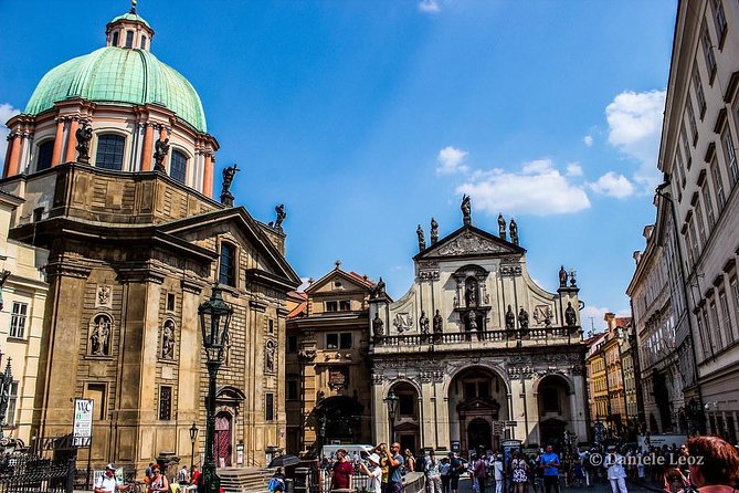 Pedestrian tour of Prague in Spanish - Powder Tower and Celetná Street, where the city tightens into Old Town