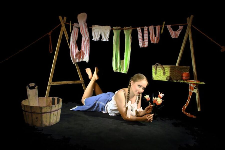 Prague: 1.5-Hour Black Light Theater Srnec Performance - Getting the most out of your night: timing and practical tips