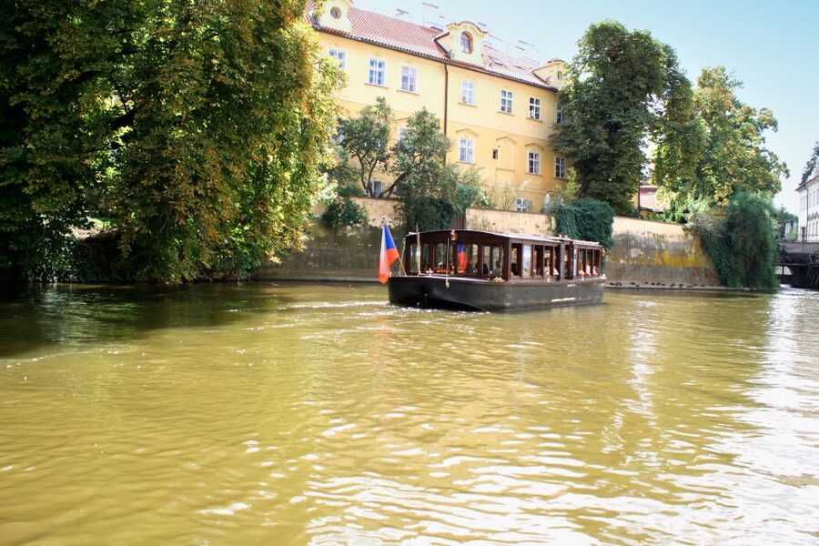 Prague: 1.5-Hour River Boat Cruise and Guided Tour - Getting your bearings from Mostecká 4, before the boat even moves