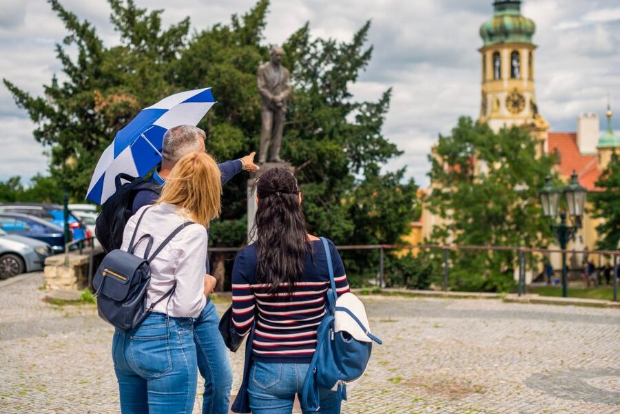 Prague: 1-Hour Castle Tour With Fast-GET Admission Ticket - Who this tour suits best, and who should rethink it