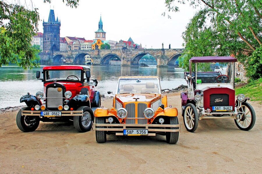 Prague: 1-Hour Vintage Car Tour - Why a vintage car is a smart way to see Prague in one hour