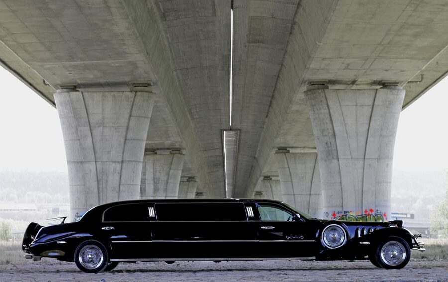 Prague: 1-Hour Vintage Limousine Rental - Driver and Language: Getting a Smooth Ride