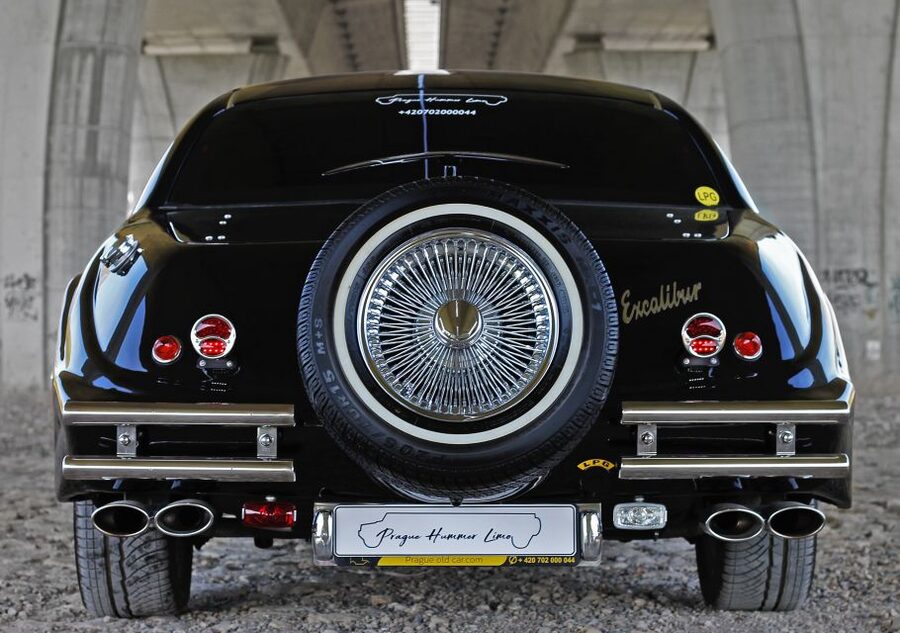 Prague: 1-Hour Vintage Limousine Rental - The Onboard Experience: Champagne, Lighting, Music, and Tech