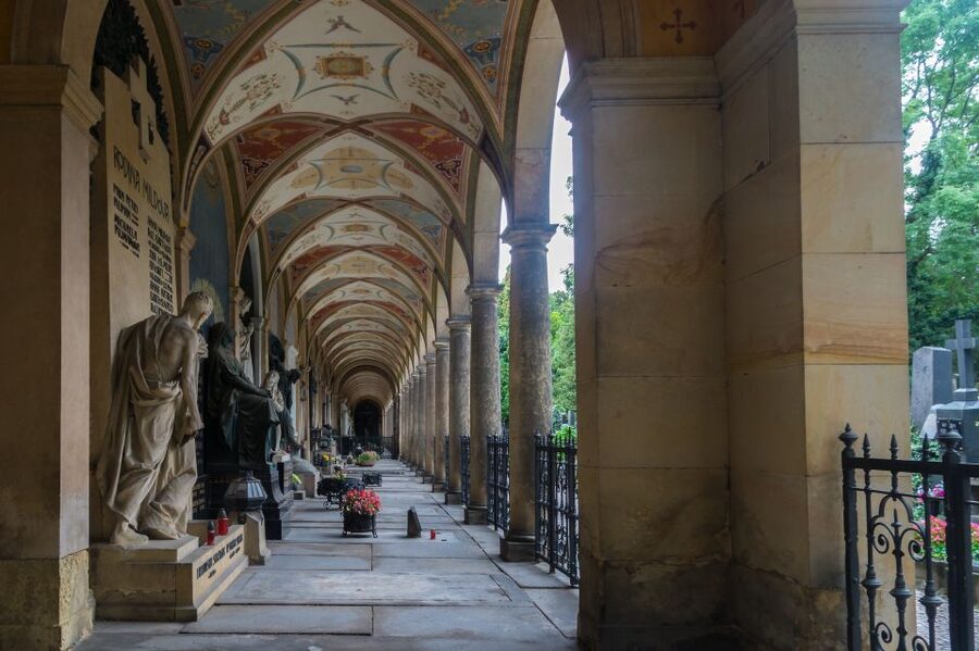 Prague: 2.5-Hour Vyšehrad Castle with Gorlice & Tickets - Gorlice Casemates Underground and the Charles Bridge Statues