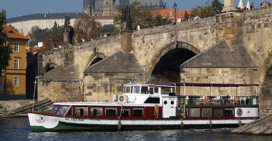 Prague: 2-Hour Lunch Cruise on the Vltava River - Why This Vltava Lunch Cruise Works Better Than a Half-Day Walk
