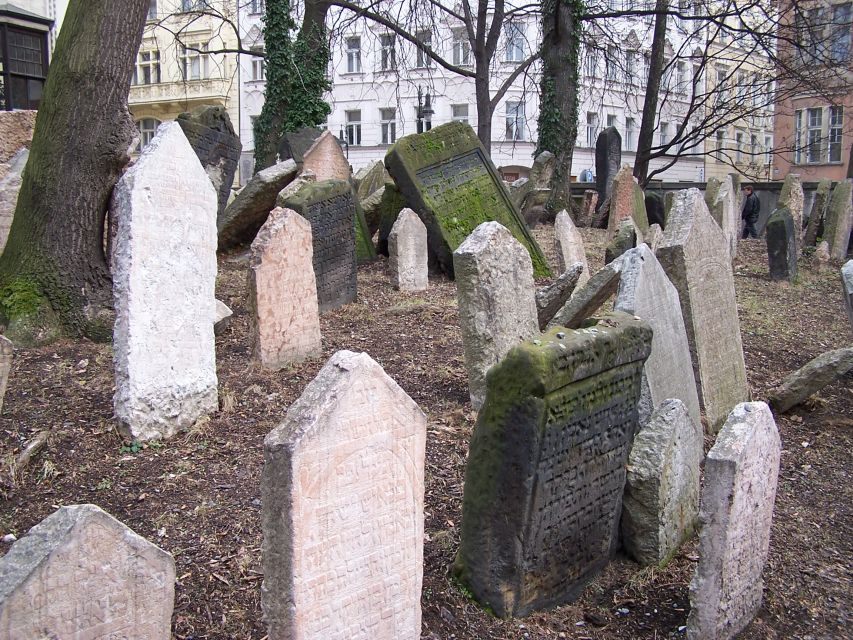 Prague: 2-Hour Old Town and Jewish Ghetto Walking Tour - Josefov’s synagogues and Old Jewish Cemetery: seeing the ghetto before it was erased