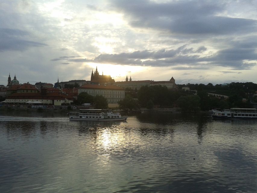 Prague: 3-hour Evening River Cruise with Dinner - Republic Square start: finding the boat without stress