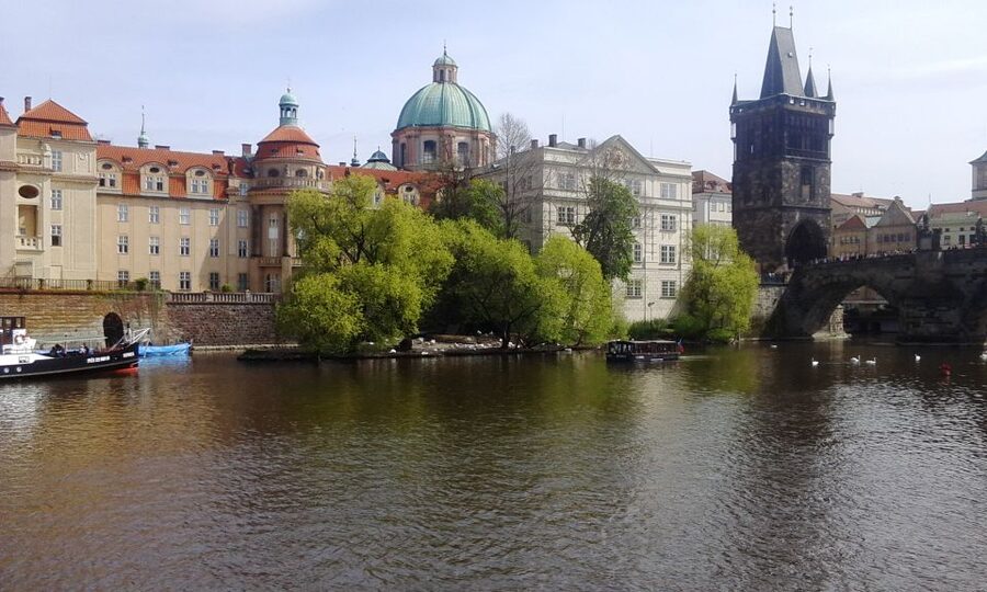 Prague: 3-hour Evening River Cruise with Dinner - Buffet dinner onboard: all-you-can-eat, but manage the flow