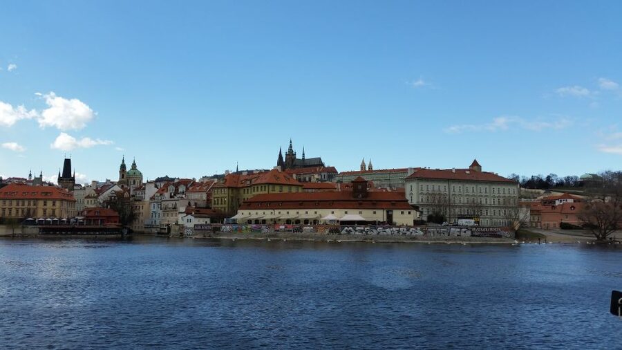 Prague: 3-hour Evening River Cruise with Dinner - Who this Prague dinner cruise suits best