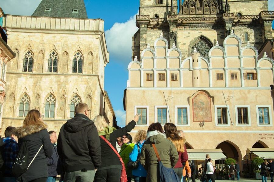 Prague: 3-Hour Old Town and Prague Castle Tour in German - Old Town Square start: green umbrella and a clear game plan
