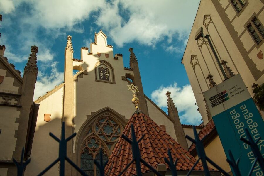 Prague: 3-Hour Old Town and Prague Castle Tour in German - Old Town landmarks: Týn Church, Charles University, and the clock’s drama