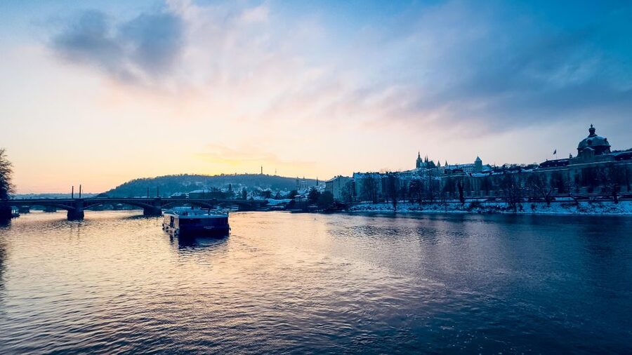 Prague: 50-Minute Sightseeing Evening Cruise - Where to sit when it is cold out