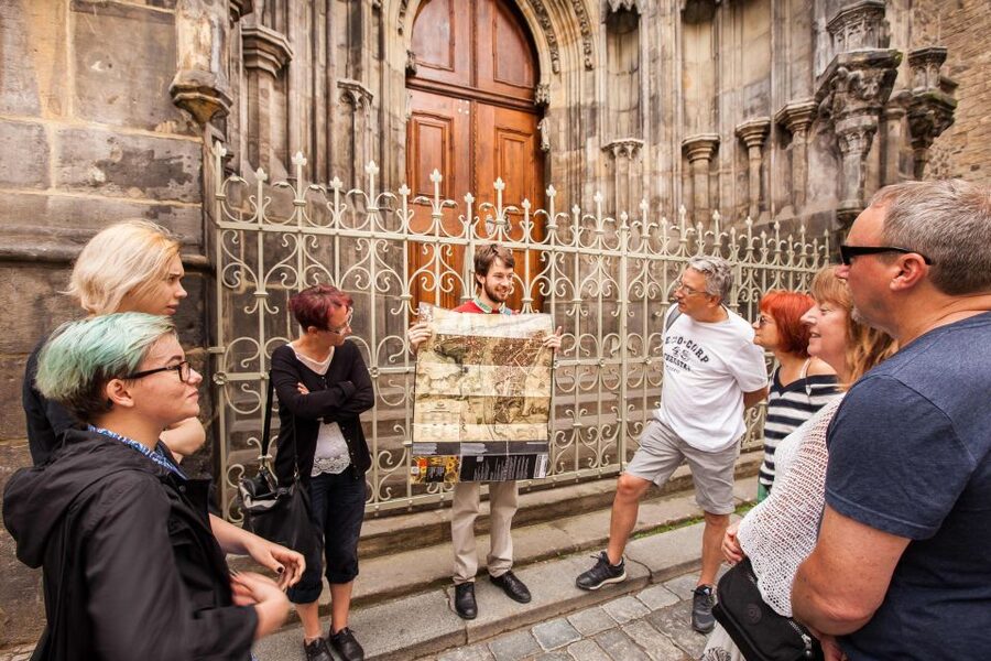 Prague: 6-Hour City Tour including Cruise and Lunch - Meeting at Týnská 627, then getting oriented fast