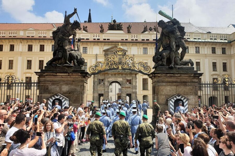 Prague: 6-Hour Tour with River Boat Cruise and Lunch - Who this tour suits best