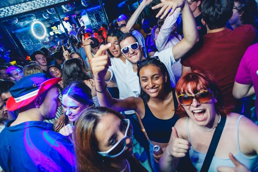 Prague: Boat Party with Unlimited Drinks & After Party Entry - When you dock: fast entry to a top club, and what to expect at the entrance
