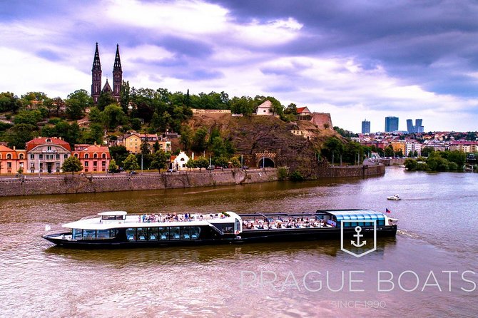 Prague Boats 3-hour Dinner Cruise - Where the boat helps, and where it can disappoint