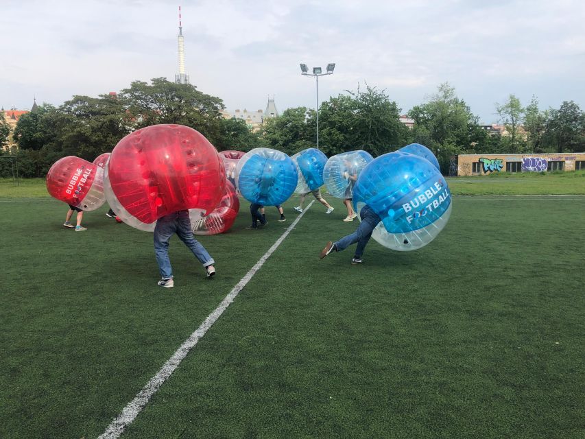 Prague: Bubbles football - Zorb Football in centrum - Meeting at the huge brown gate and getting suited up