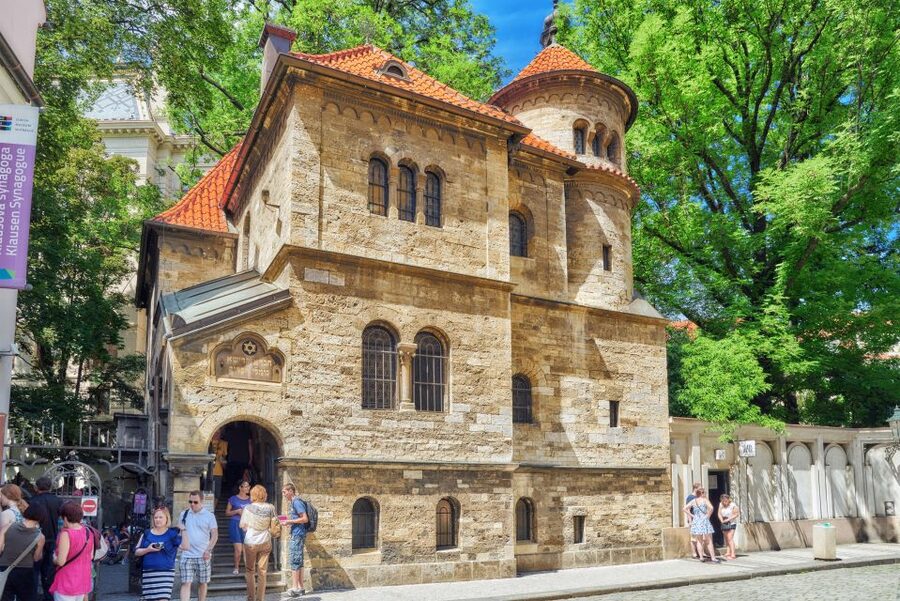 Prague: Castle and Jewish Quarter Tour with Cruise and Lunch - Josefov and the Jewish Quarter: slow down in the alleys