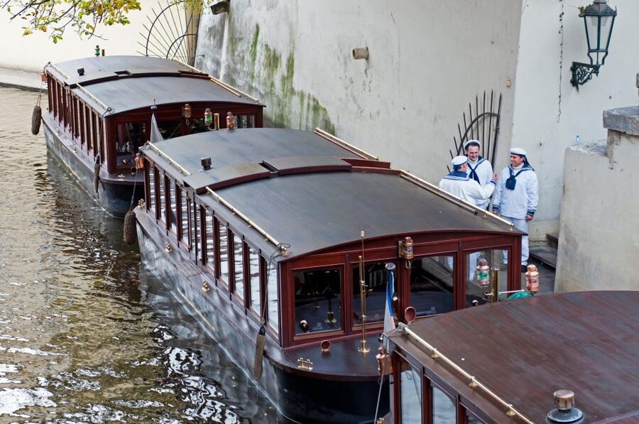 Prague: Castle and Jewish Quarter Tour with Cruise and Lunch - Czech lunch with a drink: a real break, not a rushed snack