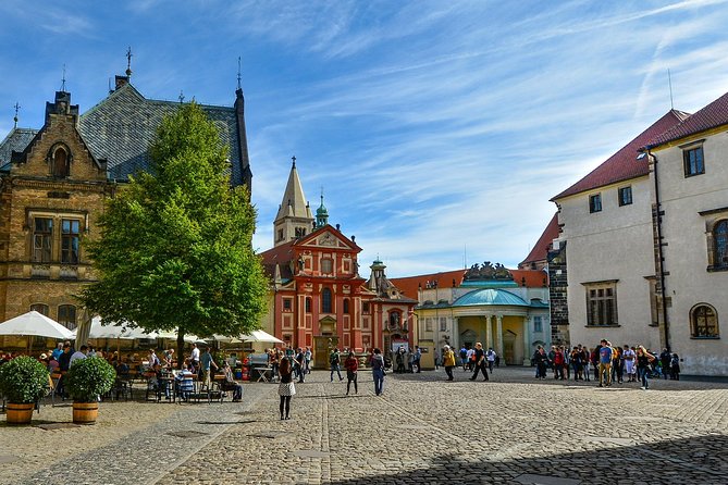 Prague Castle and Lobkowicz Palace entrance tickets - Lobkowicz Palace audio guide: private art, ceramics, and arms and armor